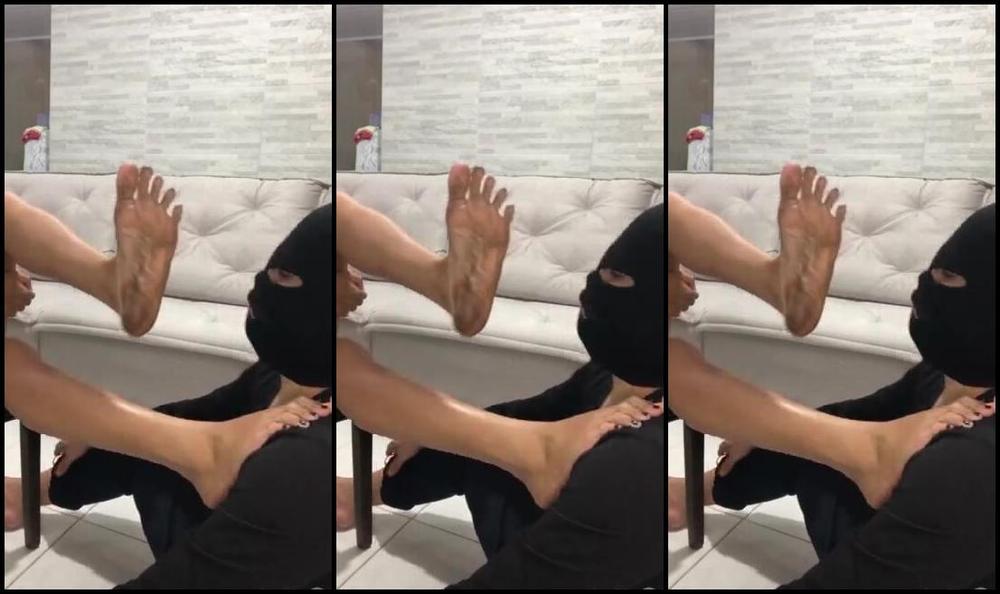 Queen Feh Nicknamed Queenfeh7 10 28 2024 Onlyfans Video Dirty Feet Em Um Belo Dia Eu Estava Andando Pela Minha Casa Sem Os Meus Chinelos