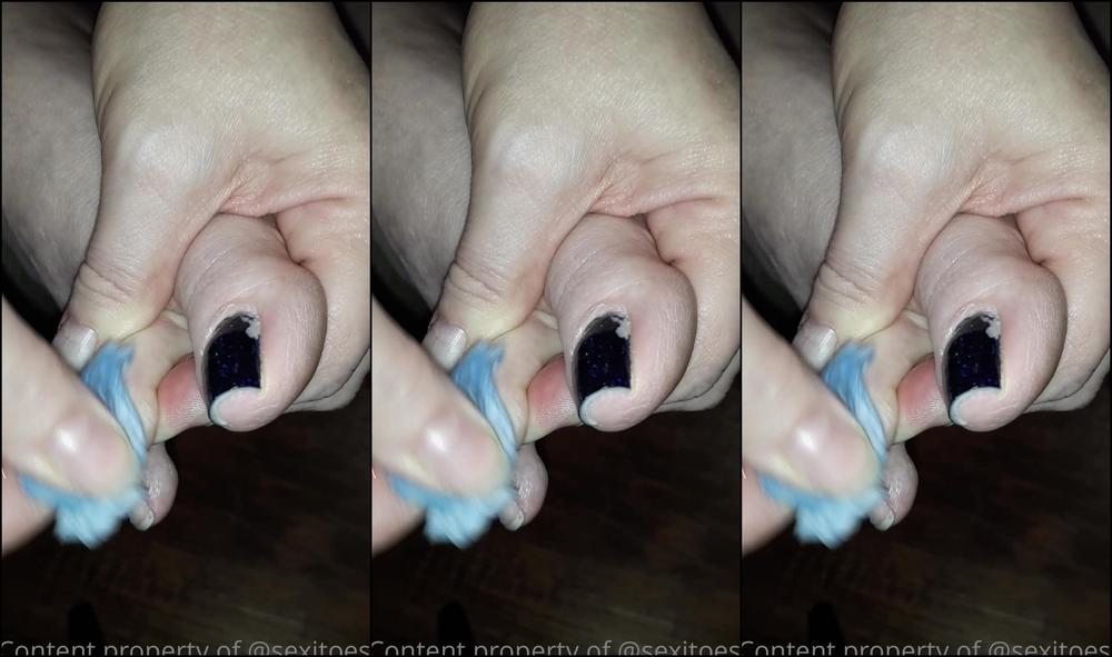Sexitoes Removing Blue Glitter Polish