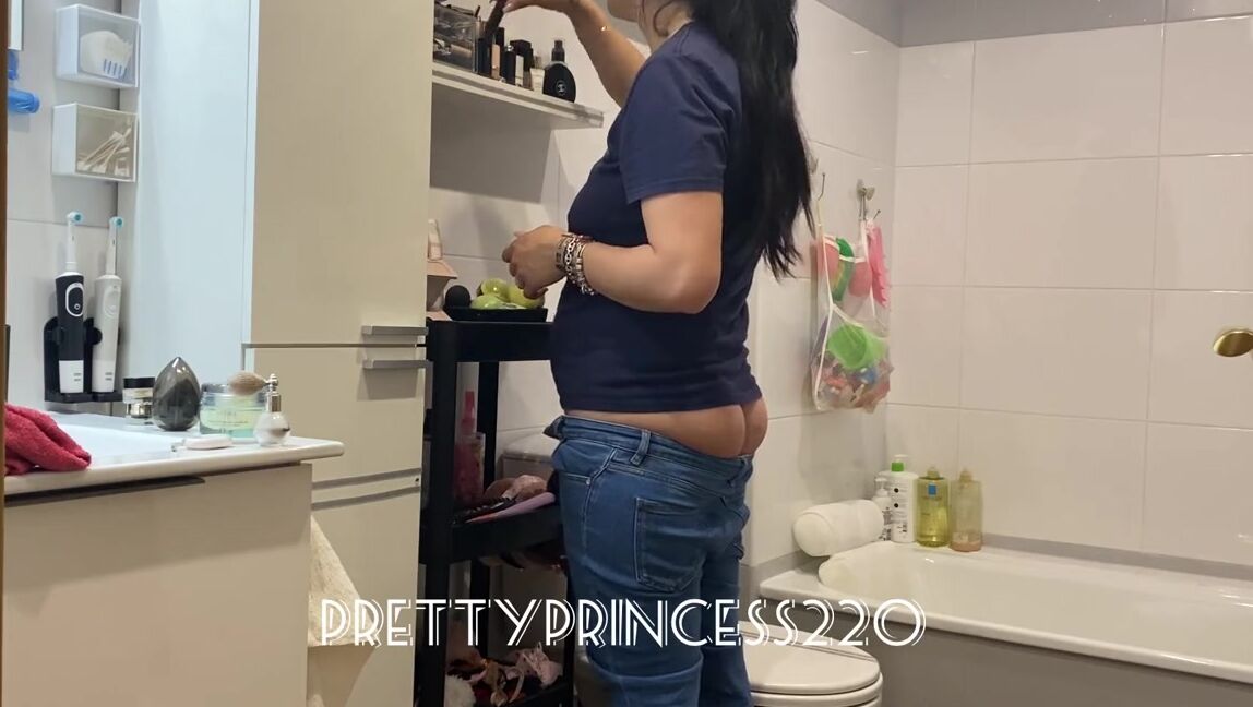 Prettyprincess220 05 19 2023 Onlyfans Video Butt Crack In Jeans When I Clean The Batter Butt Crack En Vaqueros Mientras Limpio El