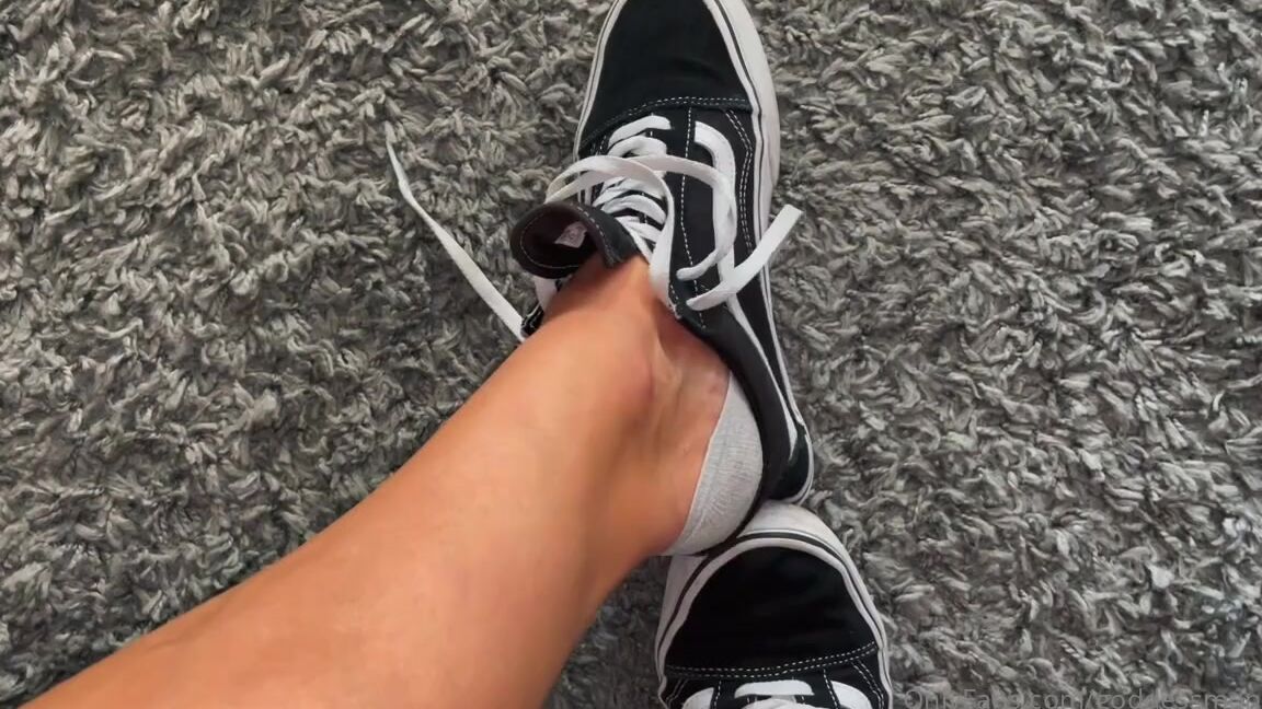 Goddessmona 91 Onlyfans Nicht Schlecht Fr Tag 1 Kein Wunder Schau Dir Meine Stinke Vans Von Innen An Not Bad For Dayp