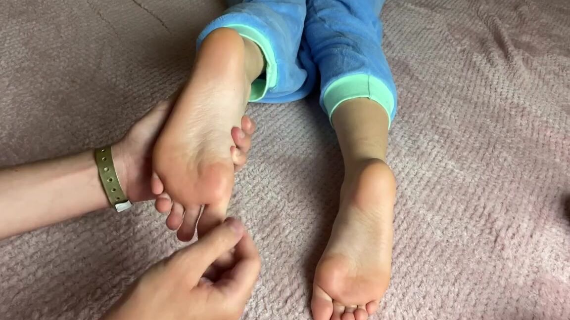 Babebarefootofficial Onlyfans Pov We Re Room Mates And It S Movie Night I M Laying Across The Floor Teasing You With My Feetp