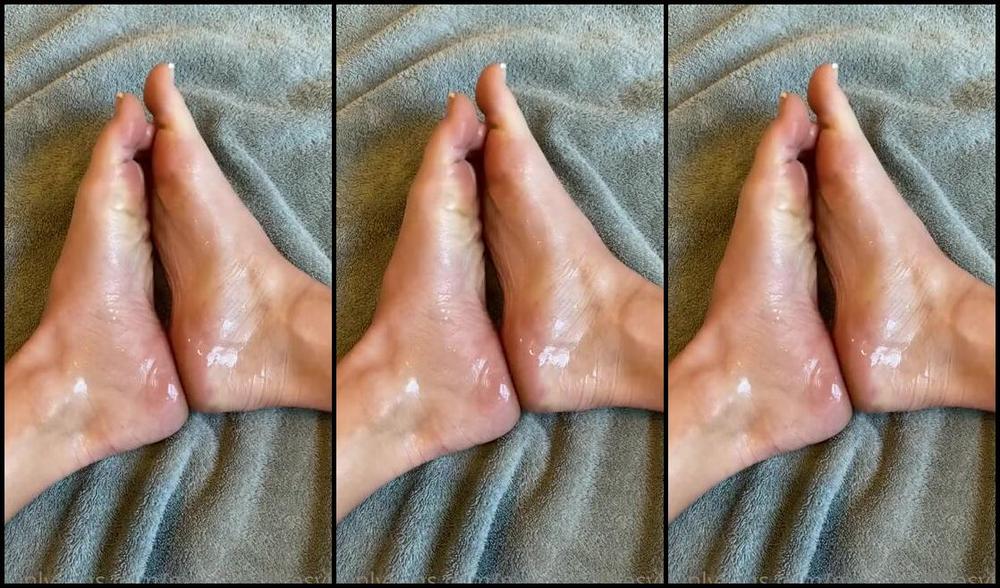 Brooke Jones Nicknamed Myposedtoesvip Onlyfans Do You Need Some Jerk Off Instructions Jois I Have My Feet All Oiled Up And Ready To Instruct You