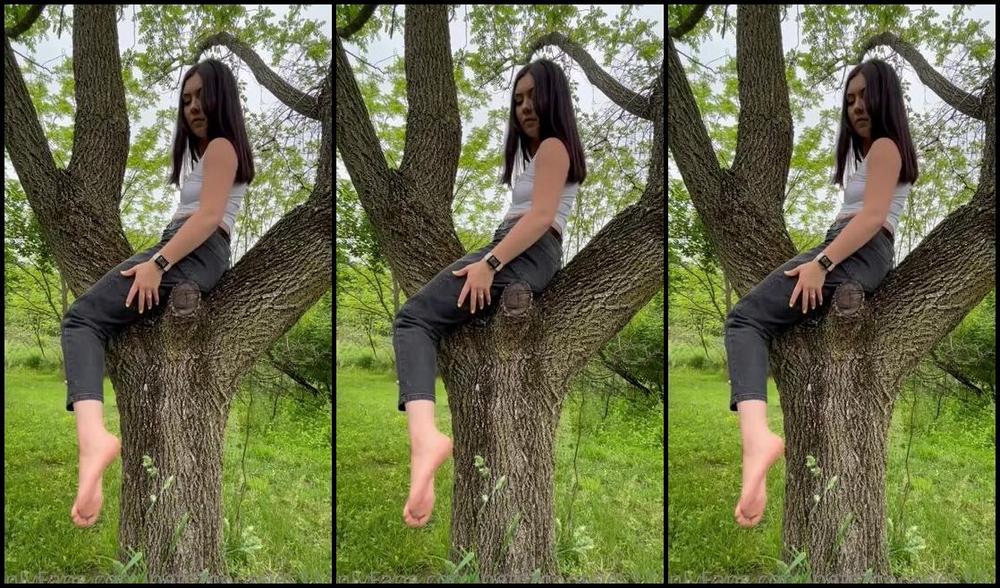 Petite Feet Penelope Aka Penelopestootsies739 Onlyfans Nature And Feet Go So Good Together