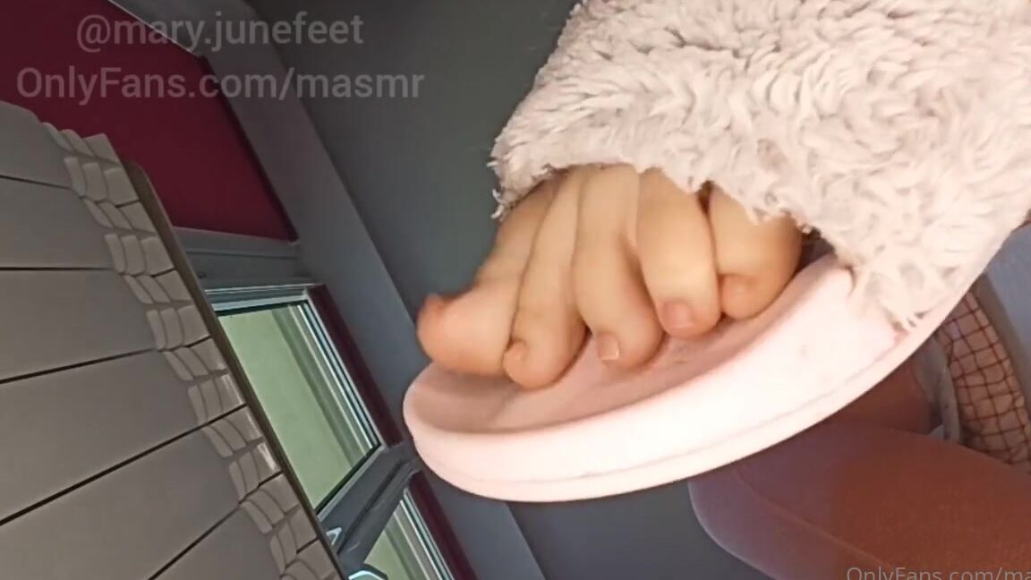 Masmr Onlyfans 13October Giantess Mary Teases You With Here Feet And Butt Be Careful Shes Wearing Leggings V