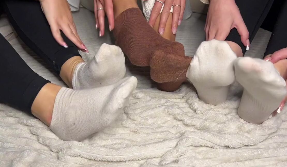 Germangirlnextdoor95 Onlyfans Today We Are Putting Cream On Our Feet For You Good Start To The Week Riw