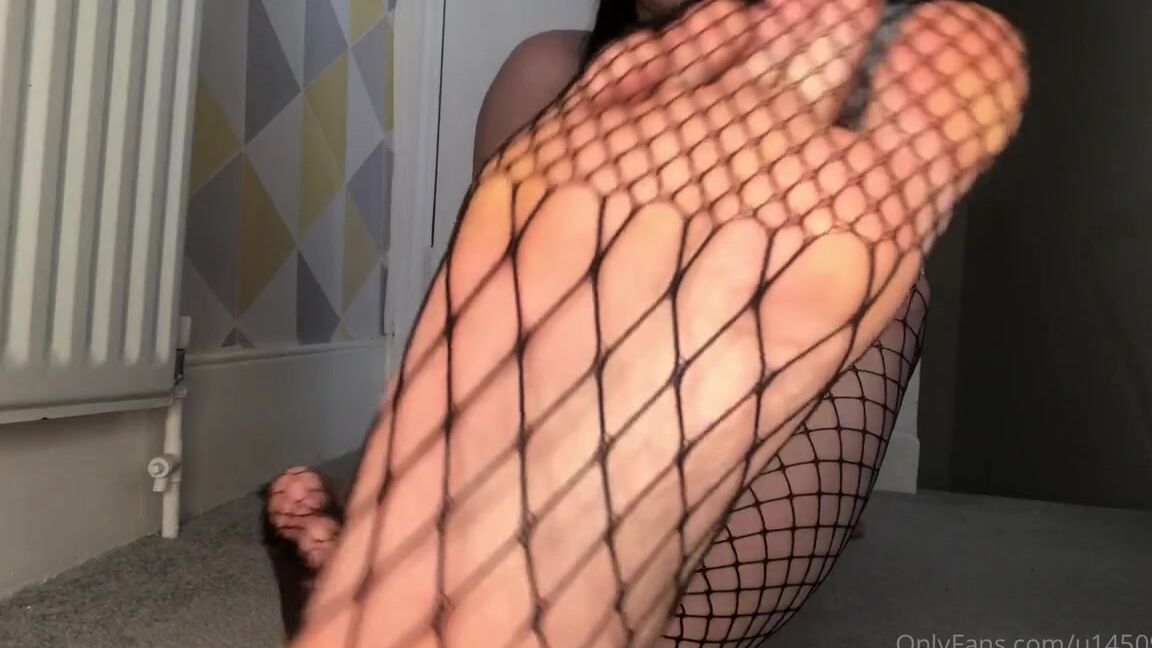 Katlyn Moree Nicknamed Katlynmoree Onlyfans Ignoring You With My Beautiful Sole In Your Face Fish Net