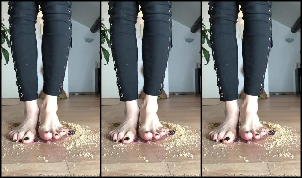 Goddessgaelle Nicknamed Badgaelle Onlyfans Food Crush Avec Nettoyage De Mon Pieds La Fin