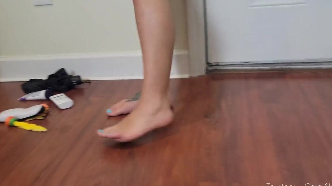 Tays Toes Nicknamed Taystoes 08 25 2022 Onlyfans Video A Custom Video That Coraslainebaby And I Did Foot Pick Up Game Rules Take Turn Picking Up