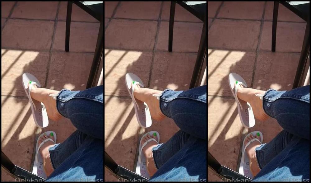 Solefulsassy Onlyfans Naughty Sassy Driving Men Crazy With My Dangles Oops The Guy Couldnt Stop Watching At The Caf