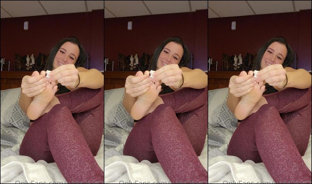 u184265127-05-11-2021-2266195053-nail-polish-removal