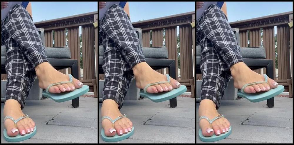 Greek Goddess Li Aka Greekli77 Onlyfans Blue Glitter Shoe Dangling And Flip Flop Tapping As I Read This Textbook For Class