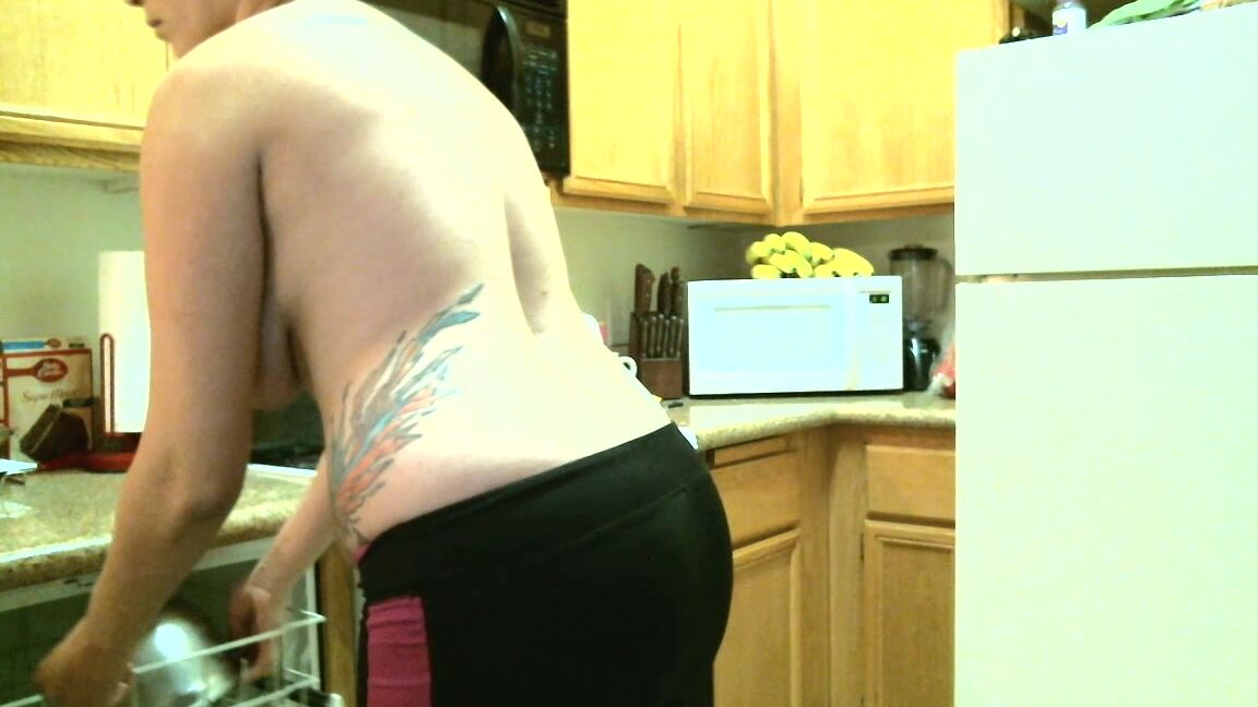 Stevie Layne Hidden Cam Mom Cleans Topless Yoga Pants