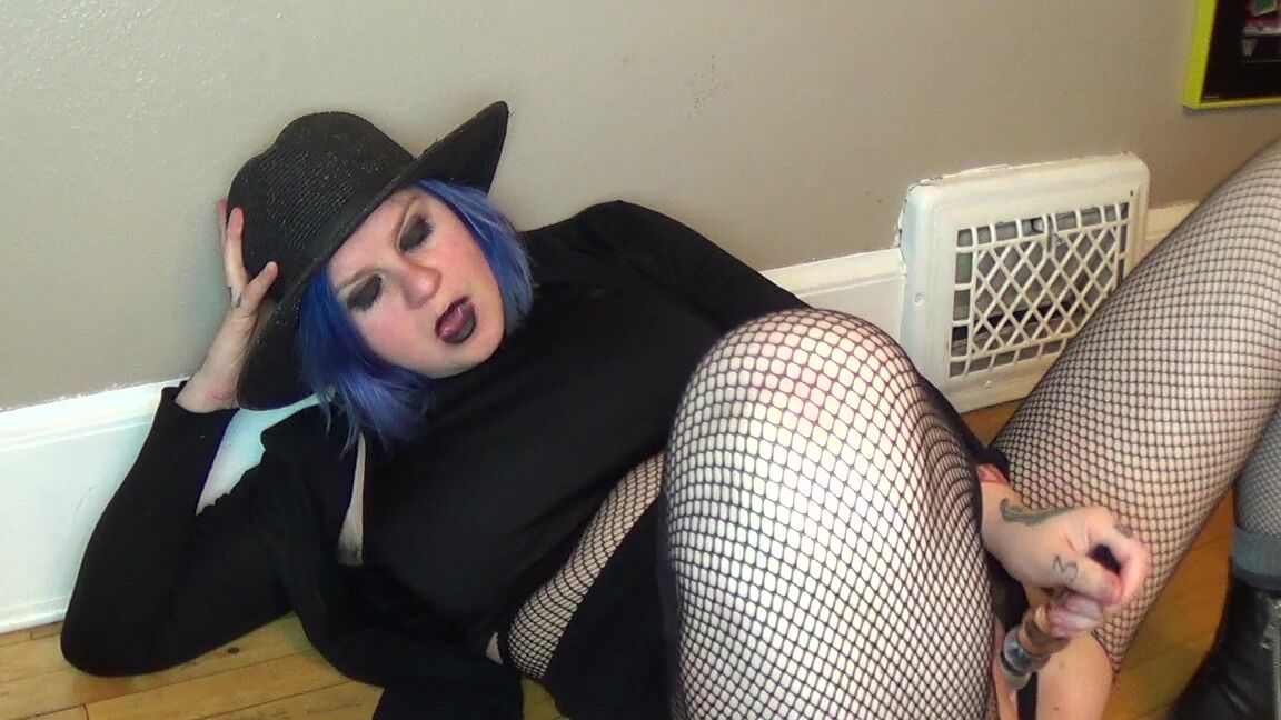 The Elle Hell Goth Birdie Fucks Tiny Pussy W Glass