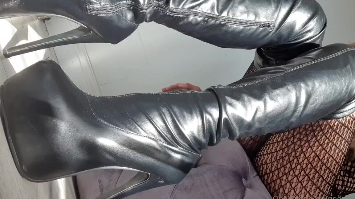 Miss Evie Lock Nicknamed Missevielock Onlyfans Hello There My Weak Little Slut Arent My Black Leather Boot
