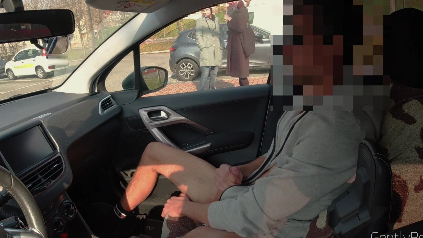 GentlyPerv DICK FLASH CAR part 2. La troia infila la mano e mi fa godere Pornhub