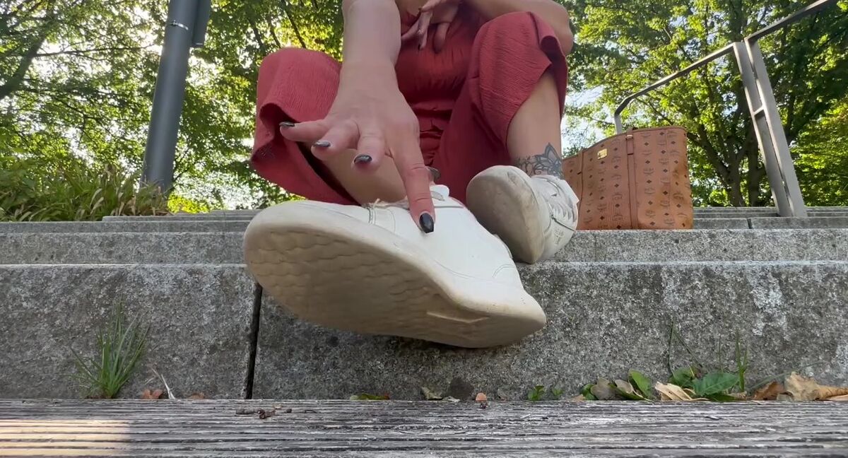 Mrs Larry Onlyfans Meine Schuhe Sind Dreckig Und Mssen Mit Deiner Zunge Gereinigt Werden Danach Darfst Du Schnffeln