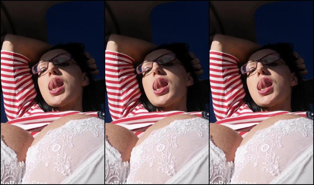 Penelopeblackdiamond Here A Private Quick View Out My Car Watch Me How I Show My Boobs On Tour S