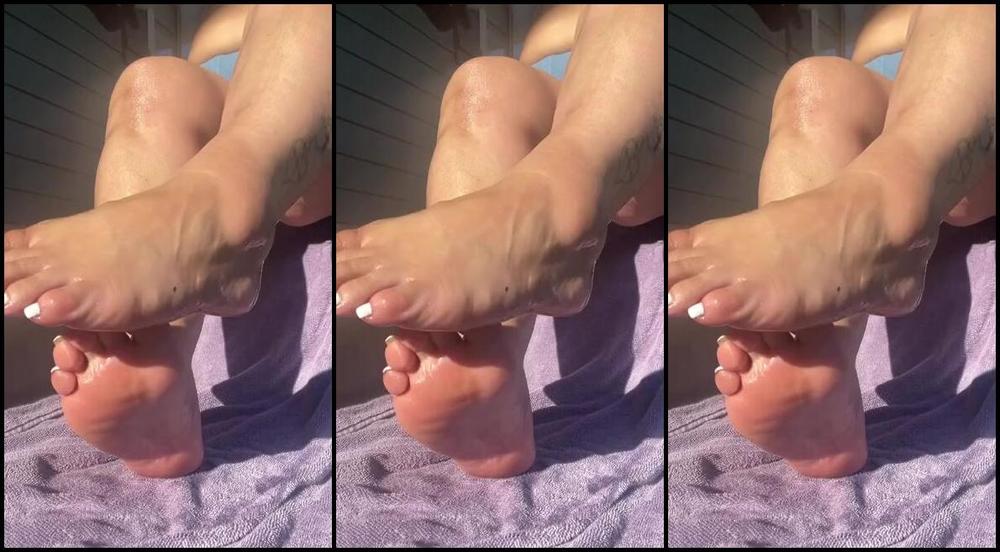 Aminamarie Onlyfans Before My Black Flip Flops Broke Had To Run And Grab A New Couch My Nephews Jumped Through It T 4