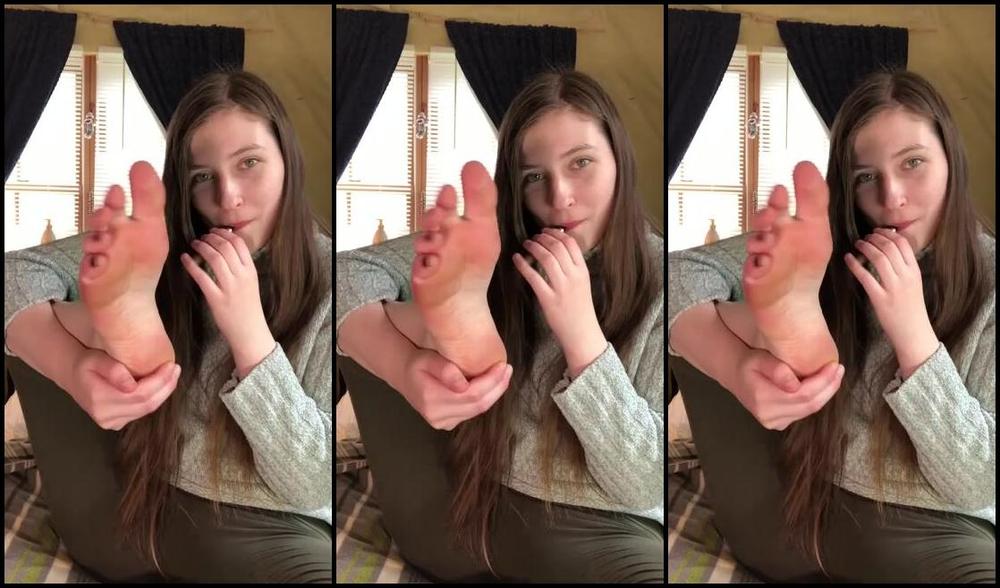 Delilah Nicknamed Footiesfeets Onlyfans Anyone Have A Smoke Fetish Smoky Toes