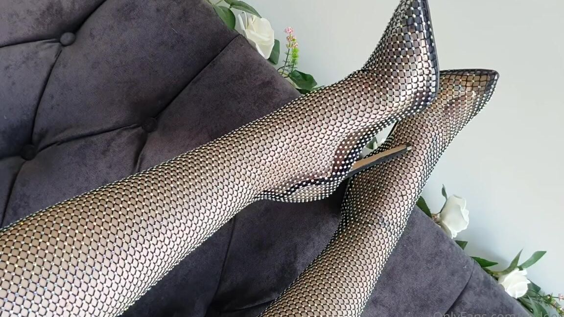 Miss Evie Lock Nicknamed Missevielock Onlyfans I Know Youre Imagining Running Your Beta Hands Up And Down