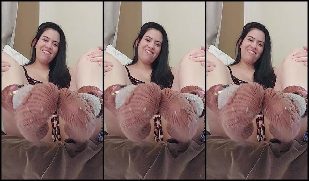 Isis Cristine Nicknamed Isiscristinepremium Onlyfans Fj With Socks I Have Three Cute Socks And They Want To Feel Their Bulge