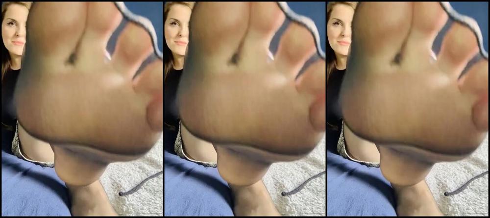 The Queen Of Sole Aka Missesdiscreets Onlyfans It S Getting So Warm In My Nylons