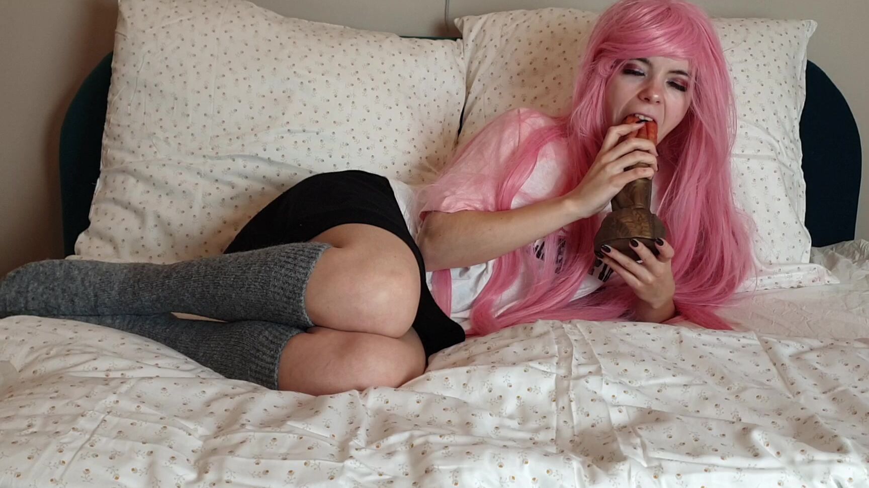 Linaroselina Schoolgirl Meets A Huge Dragon