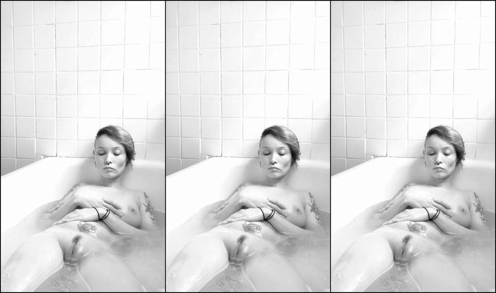 hera69rockstar-10-04-2020-224013269-soaking-in-a-little-bit-of-water-so-u-can-watch-me-get-wet