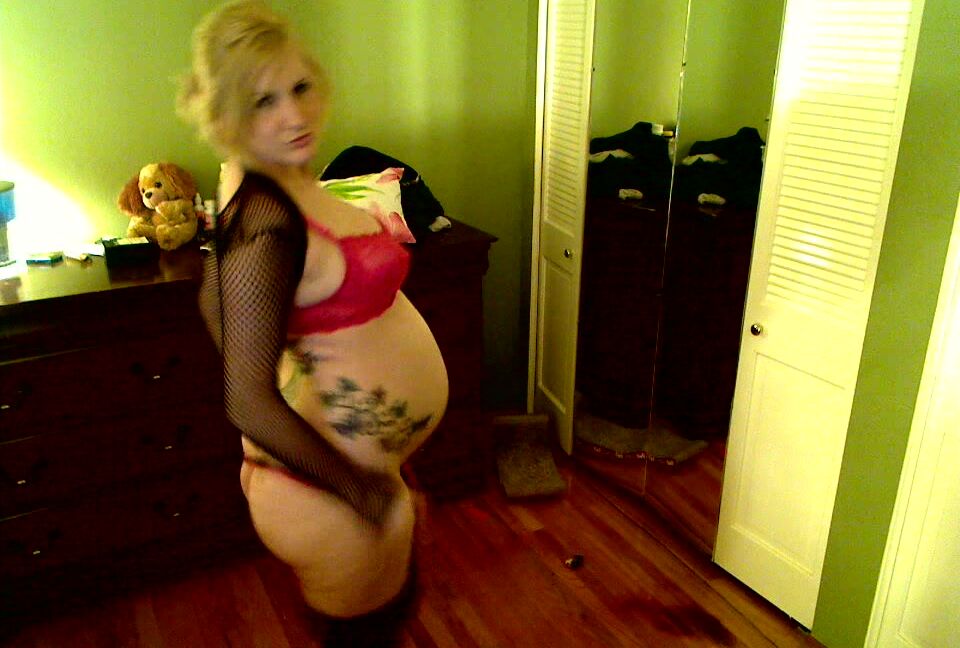 Kelly Payne Pregnant Strip Tease To Closer