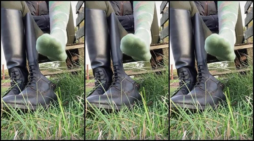 Indubiopronova Nicknamed Indubiopronova Onlyfans After Riding My Socks Are Realllly Sweaty I Know You D Die Just To Get