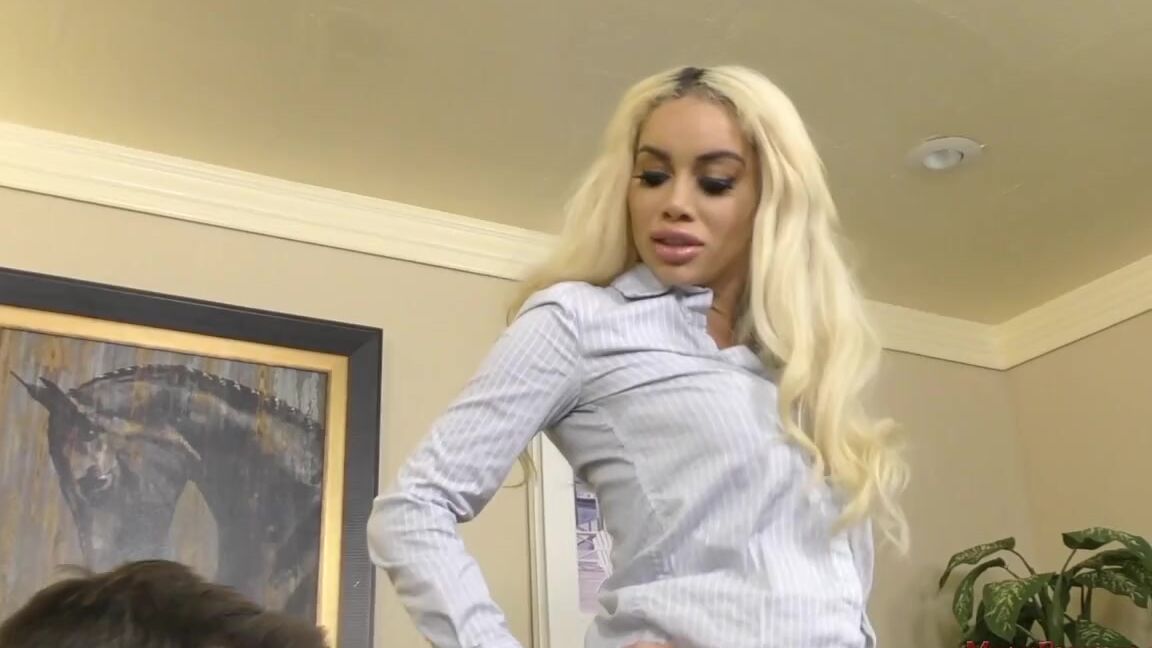 Meanbitches Onlyfans Videoclip Miss Victoria June Makes Her Employee Kiss Her Asshole From Todays Meanbitches Update