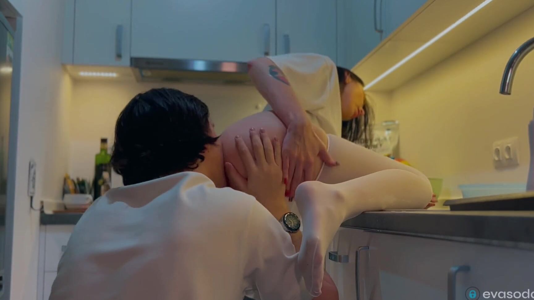 Eva Soda Подсмотрел за сводной сестрой на кухне и трахнул до слёз ⧸ сводная расплакалась во время минета Pornhub