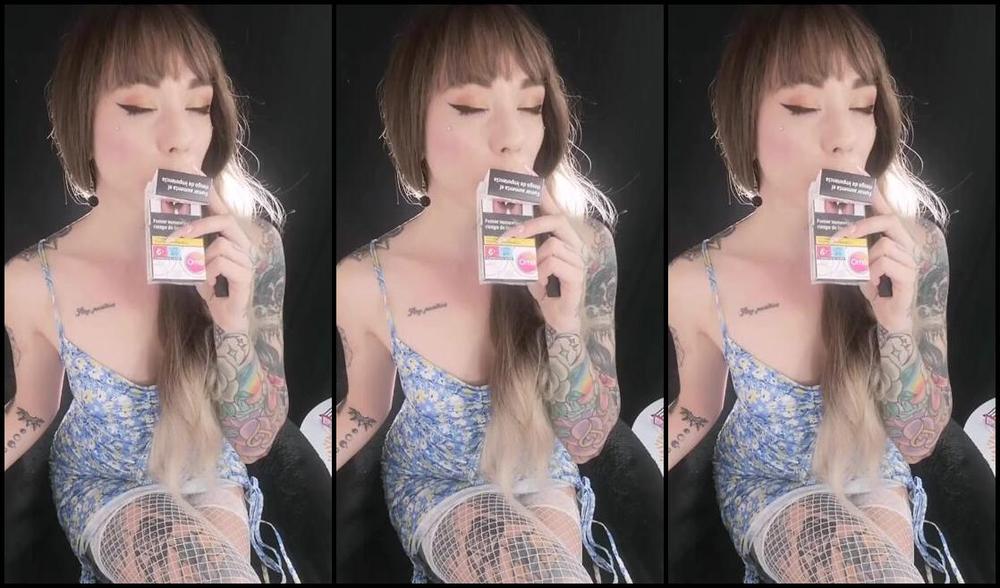 Queen Kinkerbell Nicknamed Kinkerbell23 Onlyfans Let Me Just Top Up My Gloss For You Ready To Damage These Lungs Before