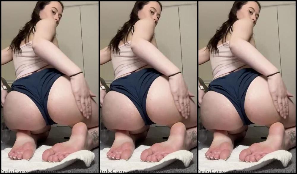 Innocentfeetbabe Nicknamed Innocentfeetbabe Onlyfans Help Me Rub This Oil On My Booty And Feet Z6O