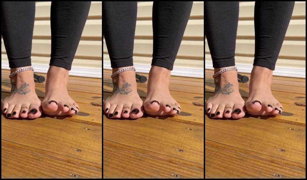 Deedeericanfeet Onlyfans Good Moaning Peeps When I Had The Black Pedi I Went Outside My Porch And Started Rubbing