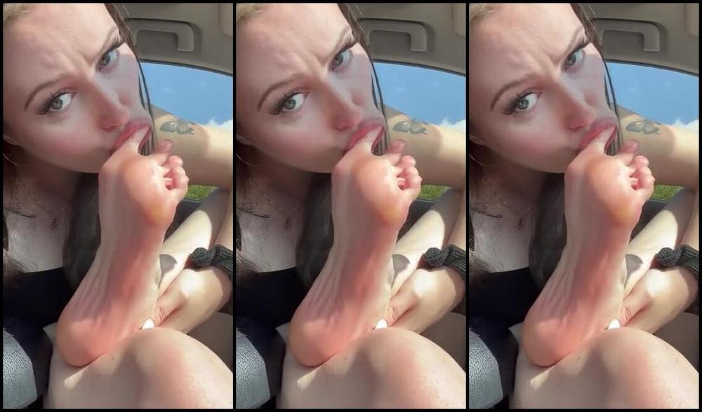 Becca Foxx Aka Sizeelevens 08 27 2024 Onlyfans Video Worshiping My Stinky Feet In The Car Joip