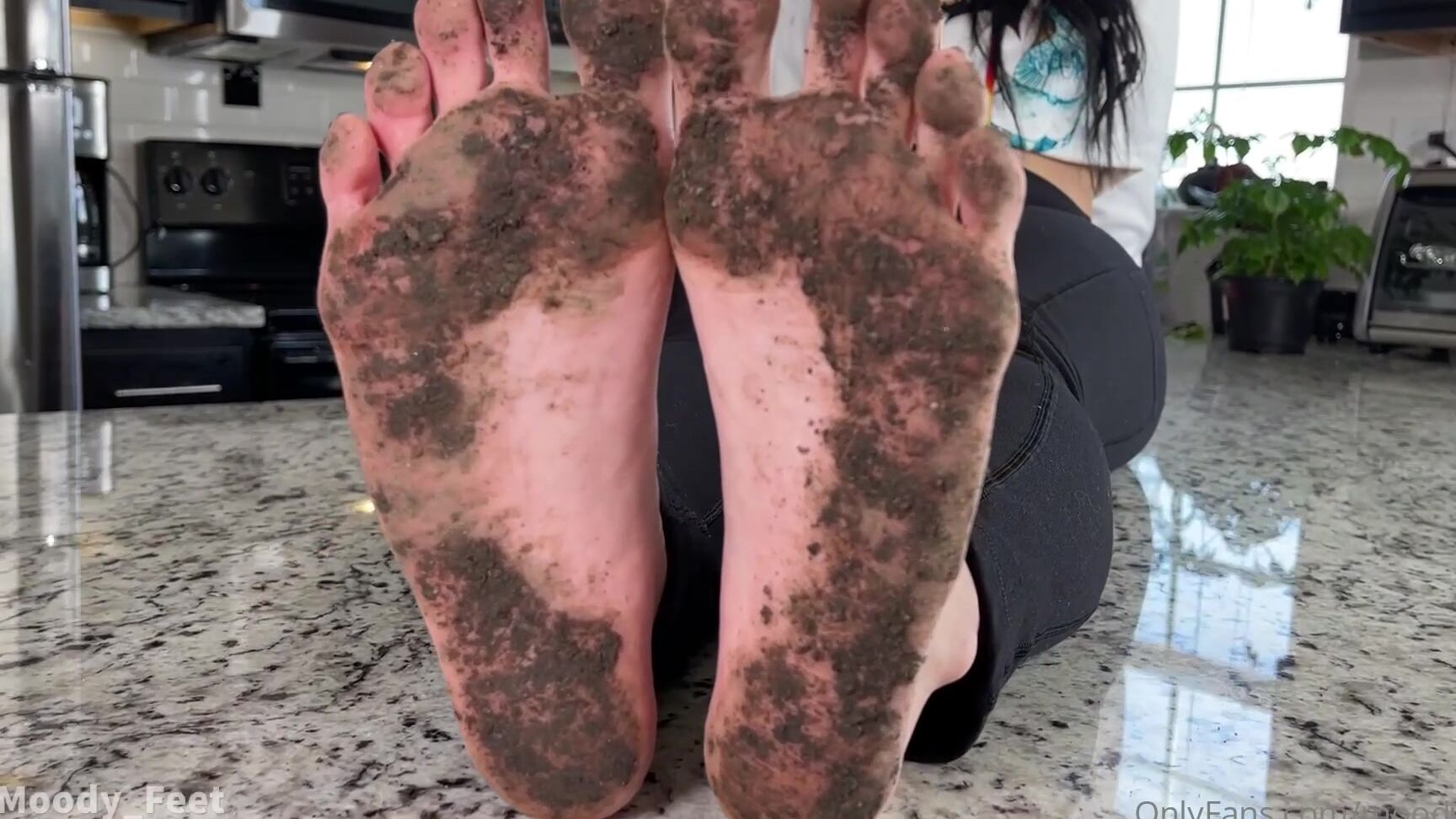 moodyfeet-12-03-2021-2052830354-i-got-my-feet-so-dirty