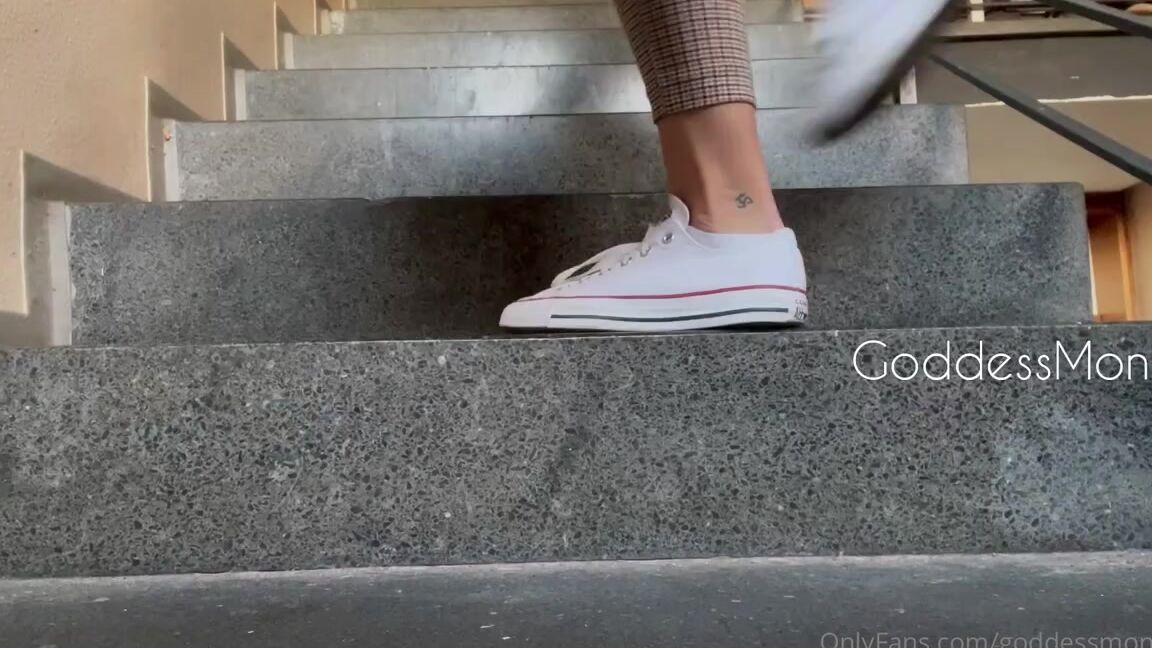 Goddessmona 91 Onlyfans Ich Komme Gerade Nachhause Von Der Arbeit Ich Zeige Dir Direkt Meine Perfekten Schwei Sockenp