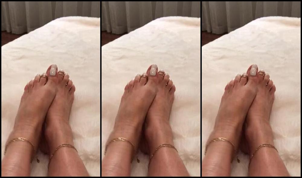 Simply Milena Nicknamed Simplymilena Onlyfans Good Morning Hope You Don T Mind The Sock Markings On My Feet