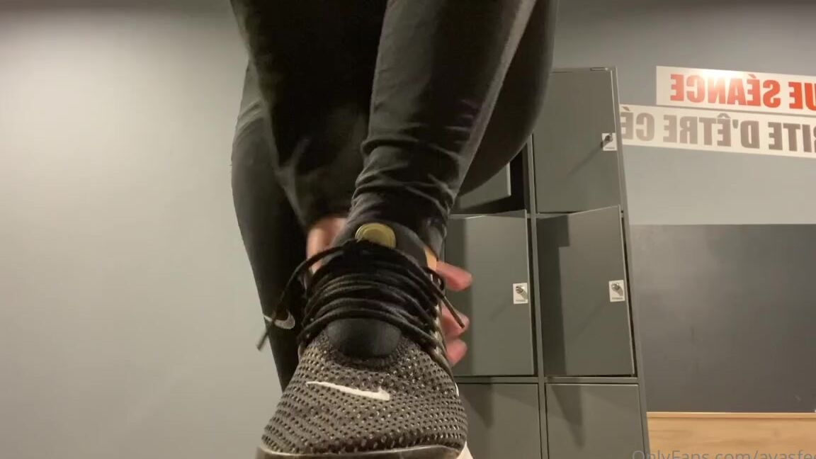 Ayasfeetgirl Onlyfans Courte Vido Ou Je Me Dchausse Dans Les Vestiaires Fallait Que Je Sois Rapide La Salle Venait T