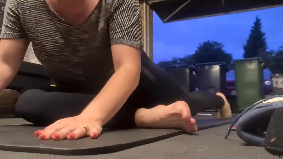 The Foot Queen Of England Aka Queengf90Premium Onlyfans Twice A Week Ill Cardio And Follow It With Abs Heres The Sweaty End Hence Me Looking Like A One