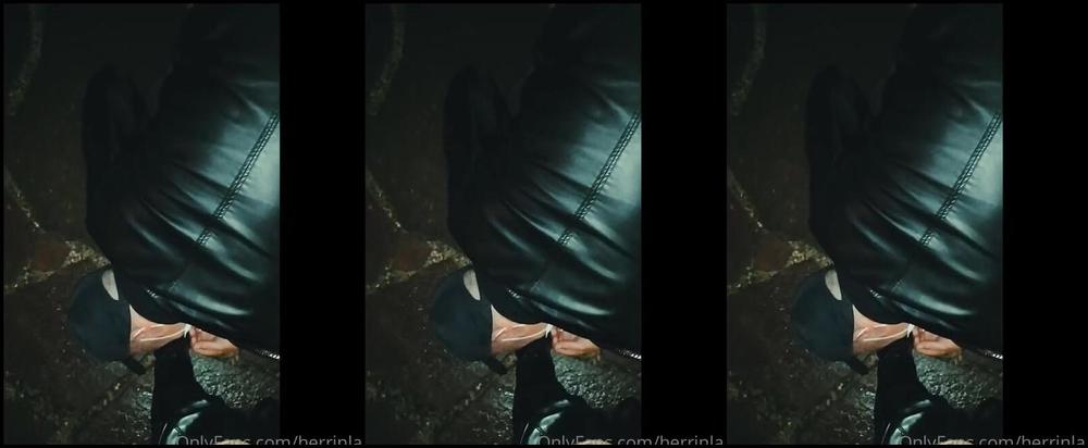 Herrinlady Onlyfans Mein Lederschwein Durfte Mal Wieder Am Bankautomaten Abdrcken Nachdem Er Mir Vorher Im Regen Diep