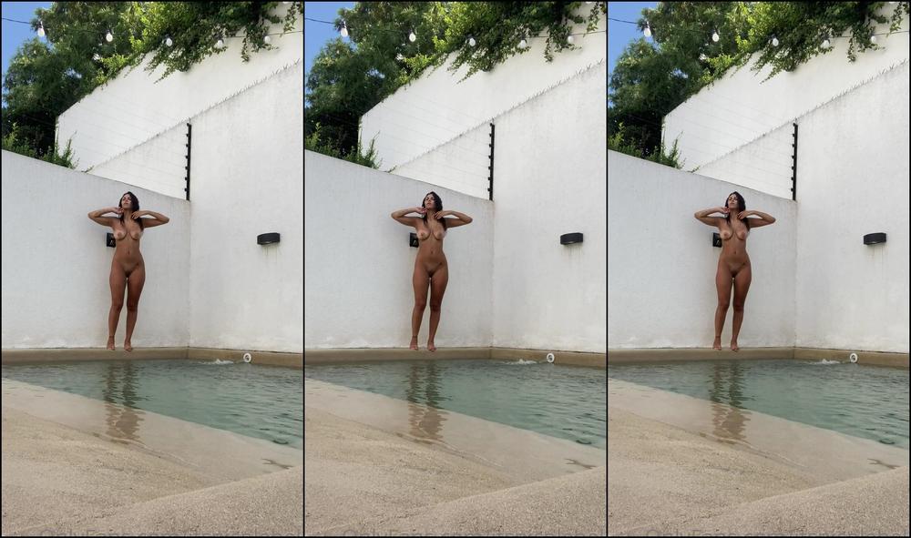 itsnicolebelle-22-02-2021-2038487873-you-like-watch-me-on-the-pool