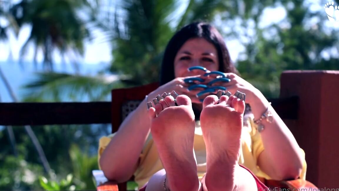 Lora Long Nails Nicknamed Loralongnails Onlyfans Sun Ocean Chipmunk Long Blue Nails