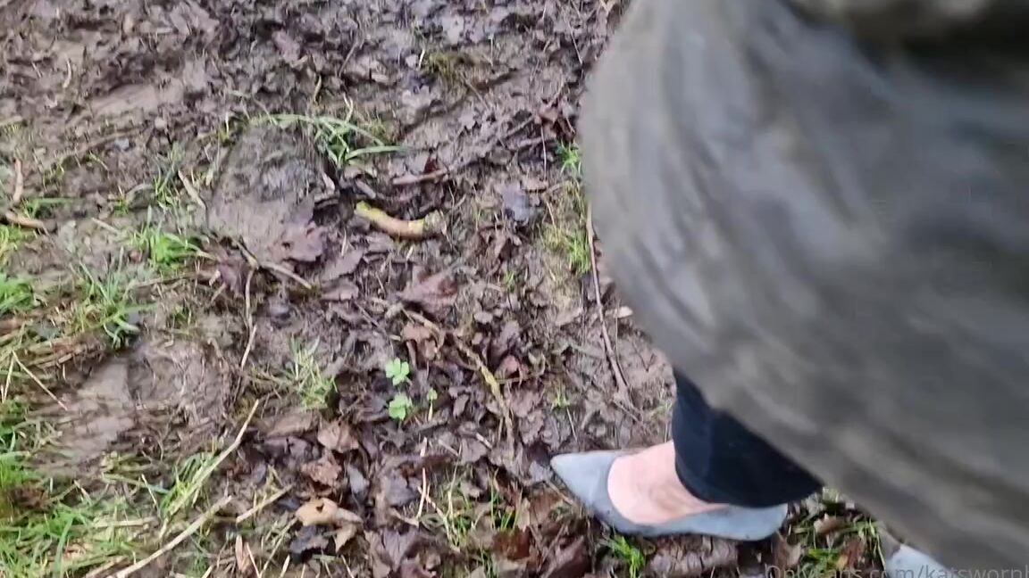 Kats Worn Heels Nicknamed Katswornheels Onlyfans Getting A Pair Of Suede Heels Which Are Too Big Nice And Dirty To Send