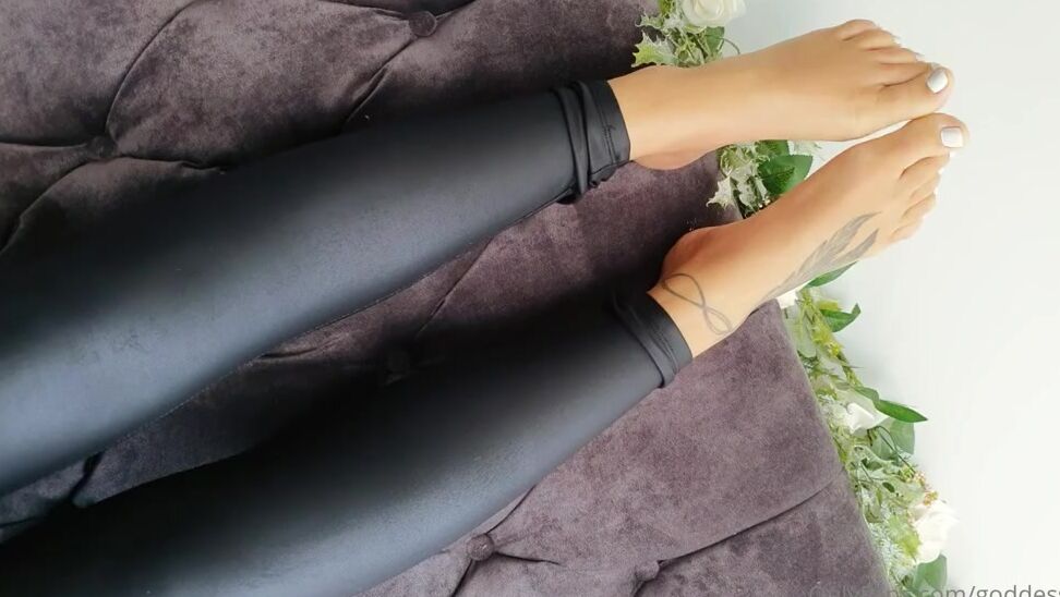 Miss Evie Lock Nicknamed Missevielock Onlyfans Good Morning Foot Sluts How Badly Do You Want My Pretty Toes