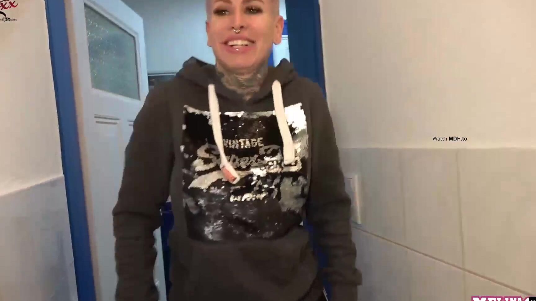 Cat Coxx 20.02.02  Begrüßungspiss für meine devote Freundin Melina May MyDirtyHobby