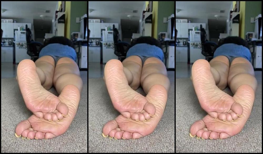 Deedeericanfeet Onlyfans Love These Pro Lights Look At These Soft Soles And Cheeks
