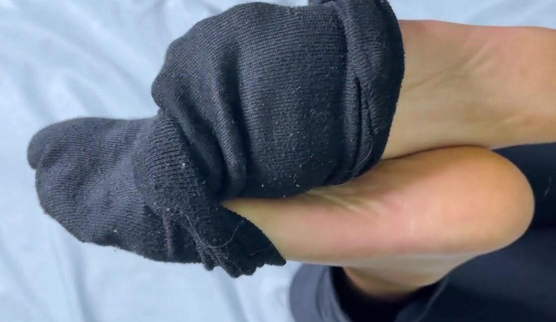 Socks, Feet Fight, Ebony Foot Fetish, Wrinkled Soles, Extreme Close-ups favorite way to remove my socks ManyVids