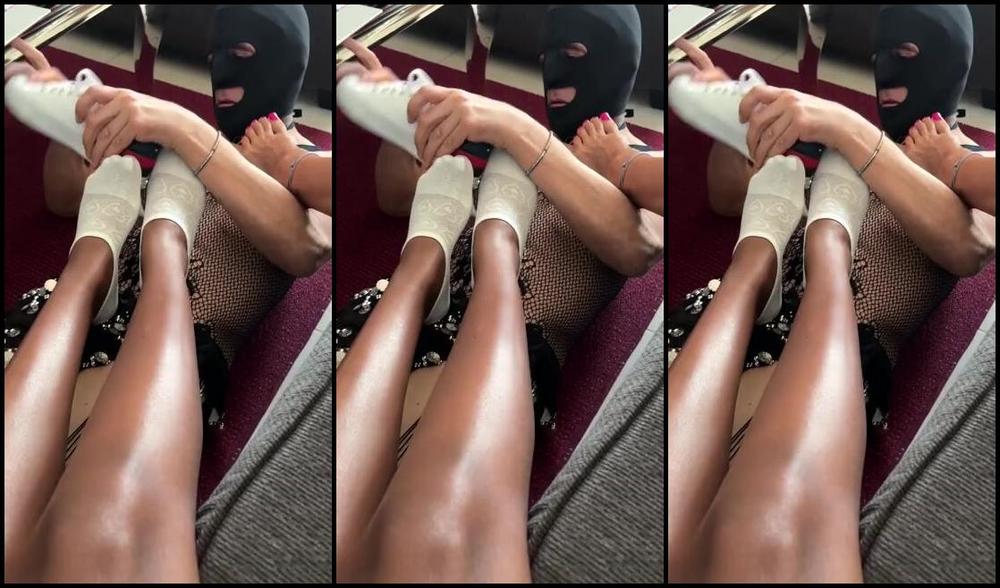 Goddess Annabelle Nicknamed Goddess Annabelle Onlyfans Slaves Are So Stupid Lol I Spent My Afternoon With My Sexy Friend Using This